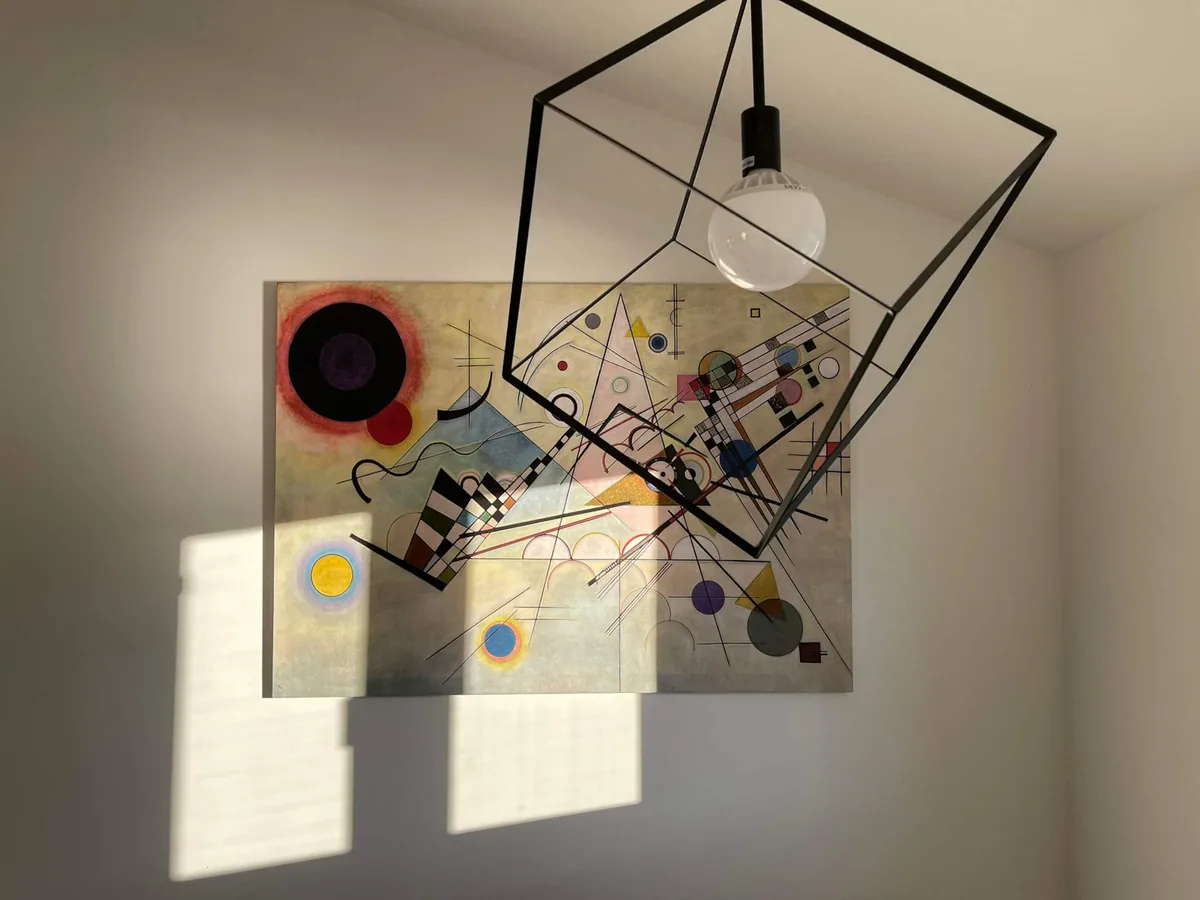 Le opere alle pareti del soggiorno