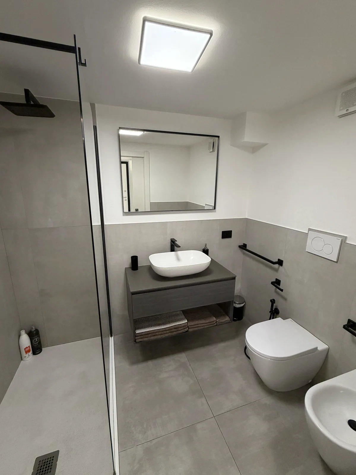 Il bagno con doccia, lavabo e bidè