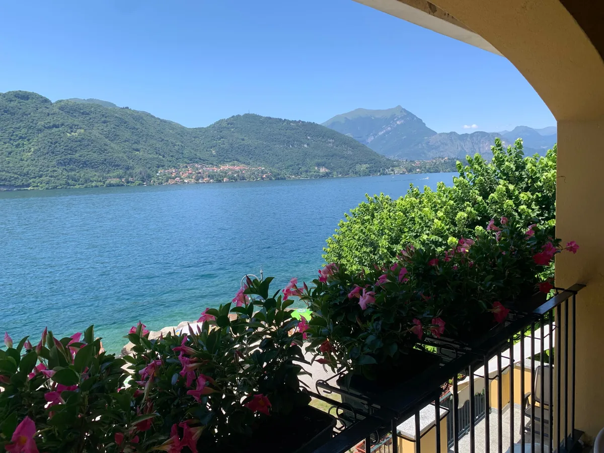 Il balcone fiorito affacciato sul ramo di Lecco