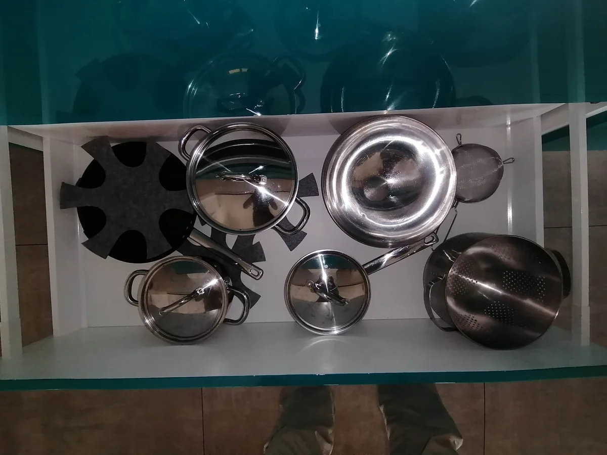 Pentole e padelle a disposizione