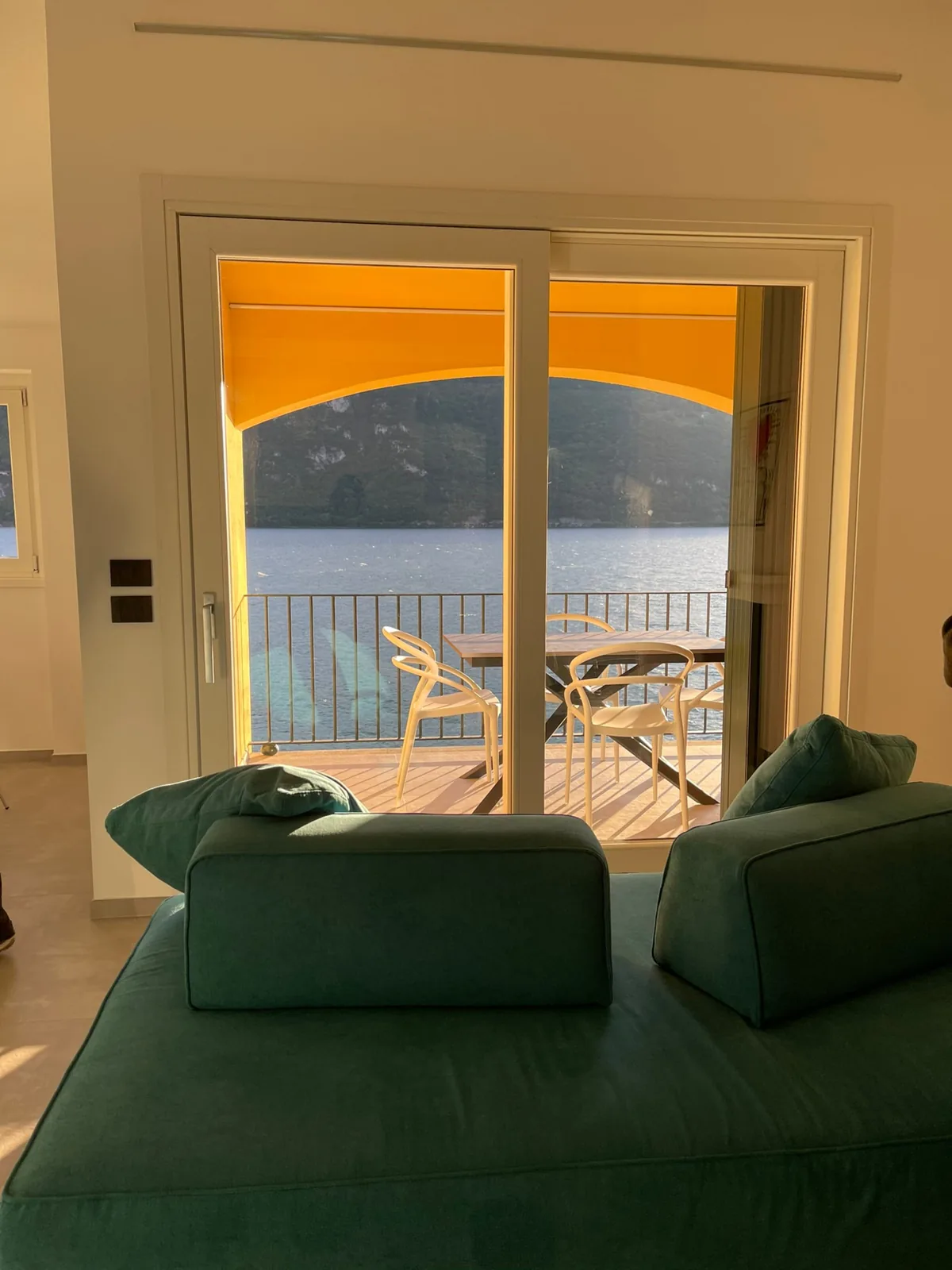 Il divano e la porta finestra al tramonto