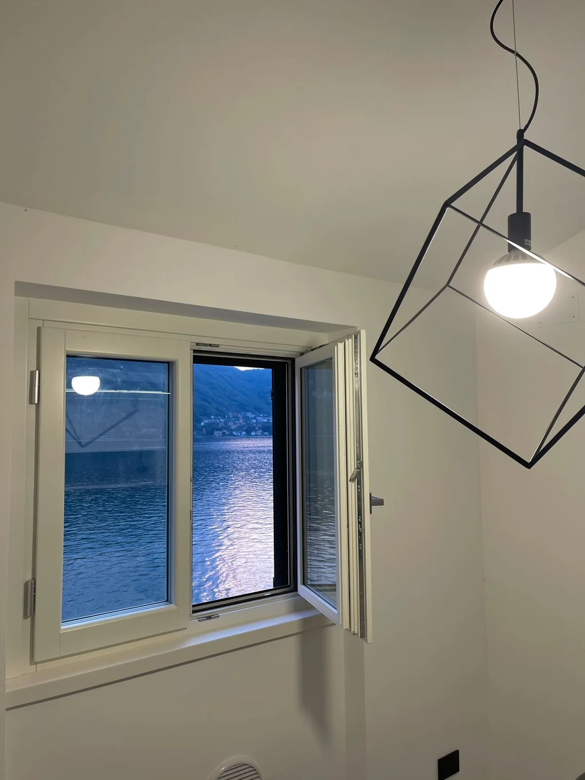 La finestra sul lago di sera