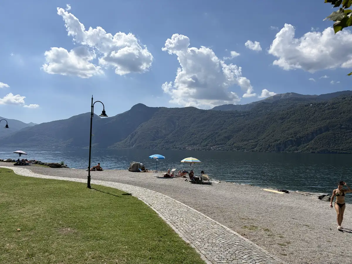 Il lungolago di Lierna con gli ombrelloni sulla spiaggia