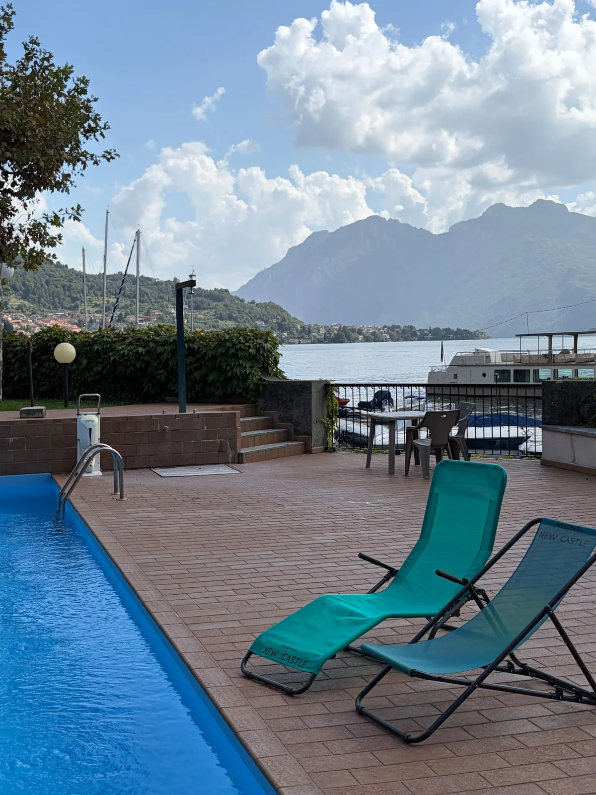 Lettini a bordo piscina con vista sul lago