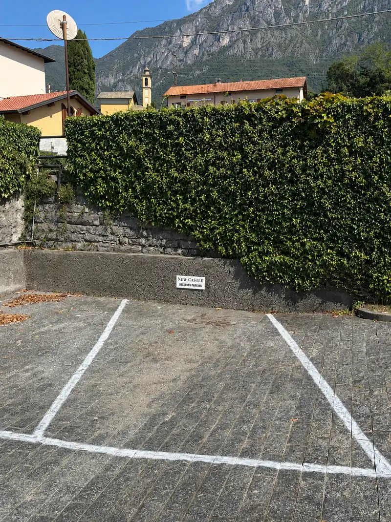 Il posto auto riservato, con il cartello NewCastle