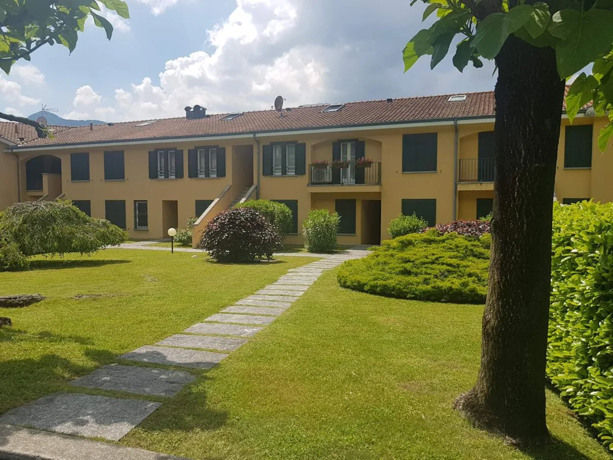 La residenza vista dal giardino