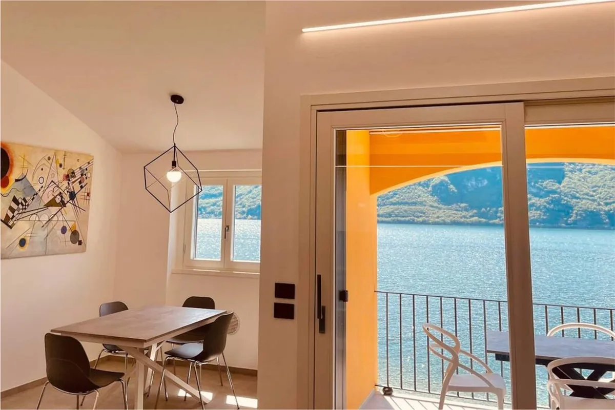 Il soggiorno con la porta finestra sul balcone