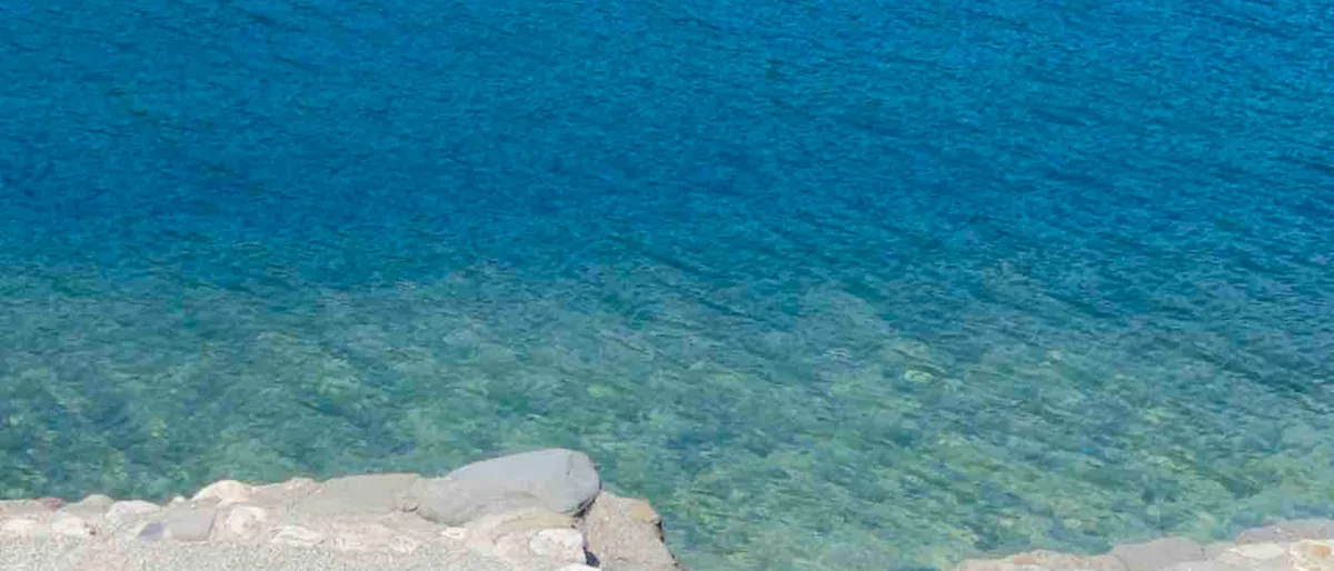 La spiaggia di Grumo: acqua bassa trasparente e ciottoli bianchi