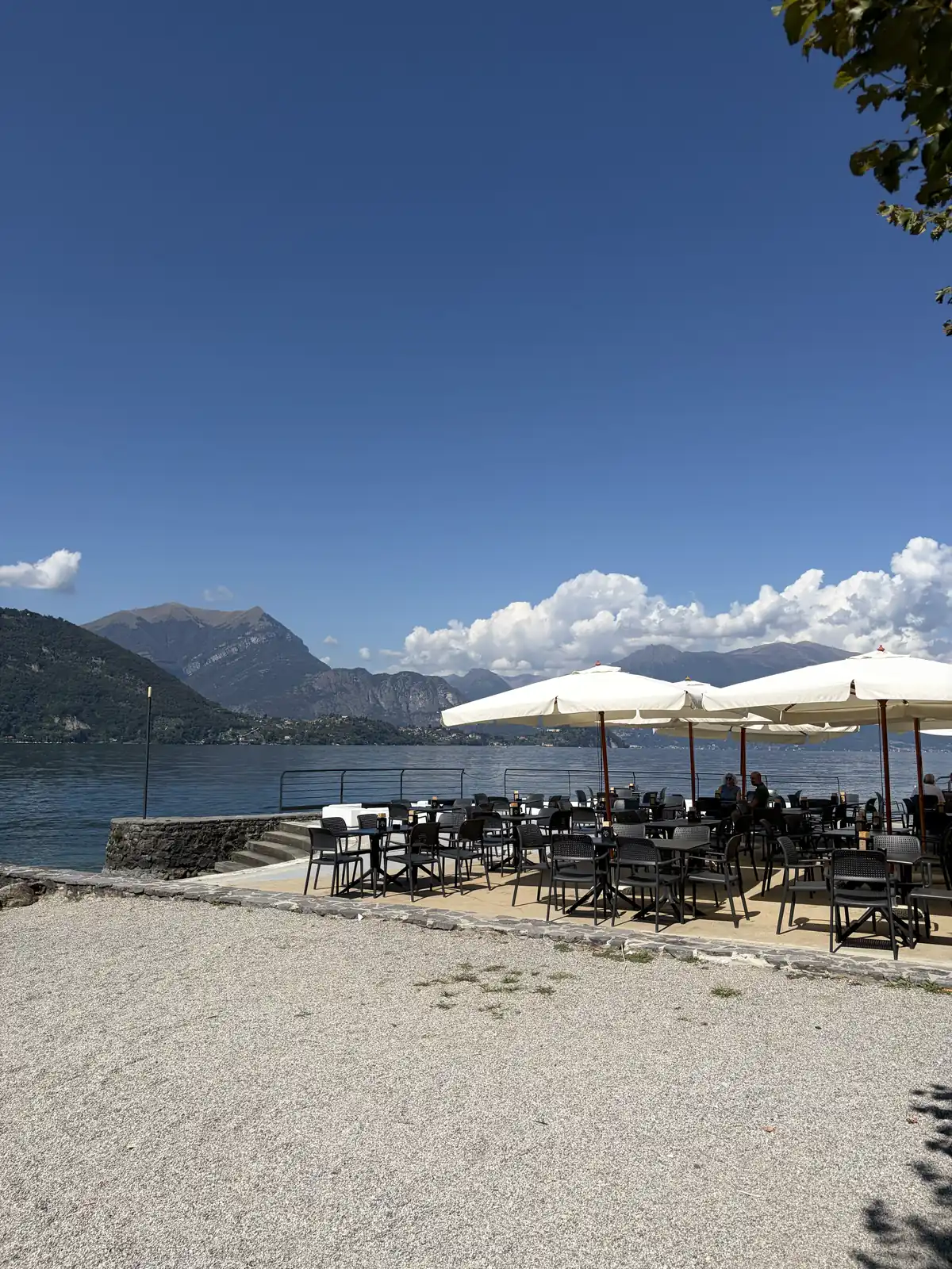 La spiaggia di Grumo con gli ombrelloni e i tavoli sulla riva