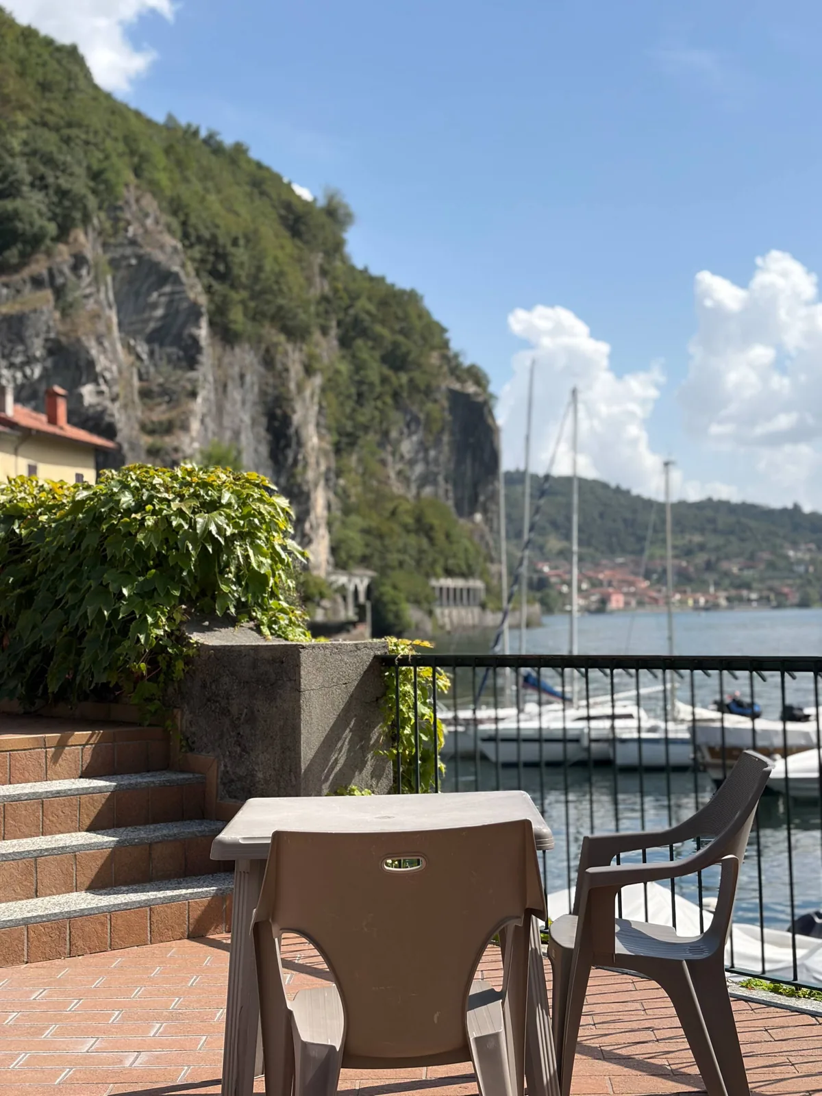La terrazza sull'acqua, davanti alla casa