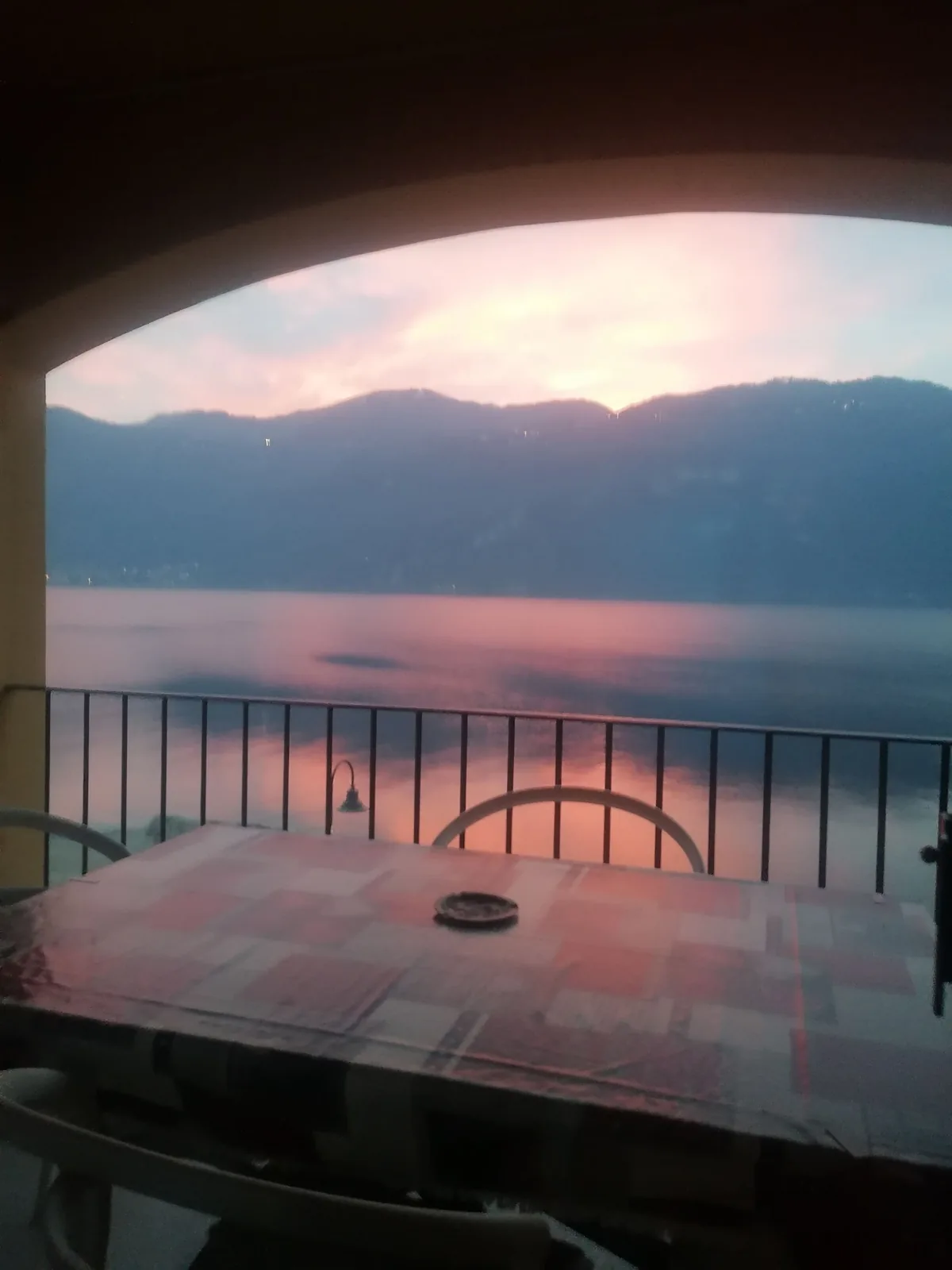 Il cielo rosa sul lago visto dal balcone